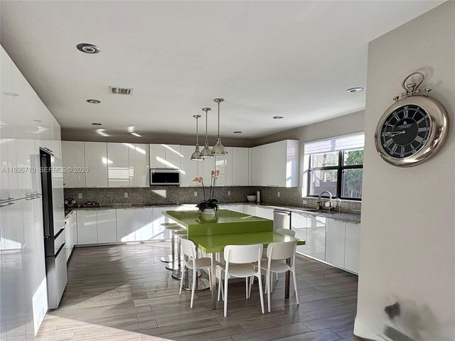 8925 NW 99th Ct, Doral, FL 33178