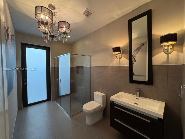 8925 NW 99th Ct, Doral, FL 33178