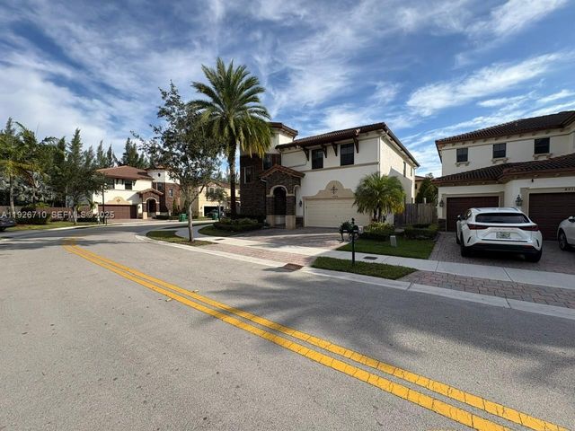 8925 NW 99th Ct, Doral, FL 33178