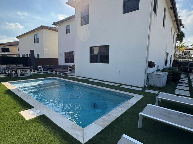 8925 NW 99th Ct, Doral, FL 33178