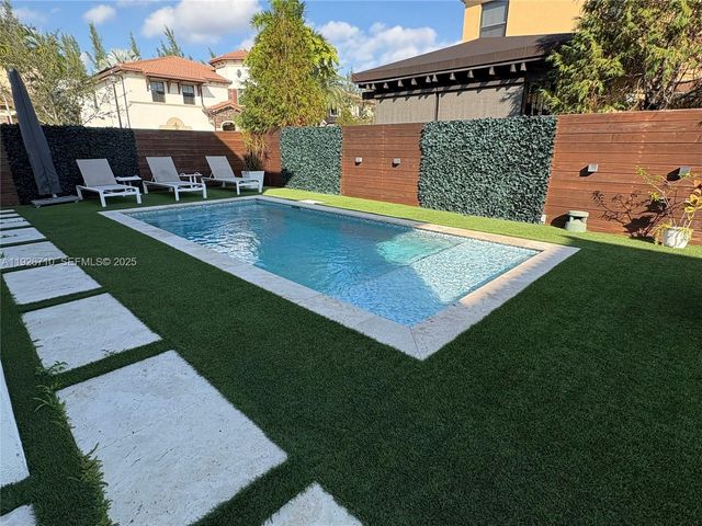 8925 NW 99th Ct, Doral, FL 33178