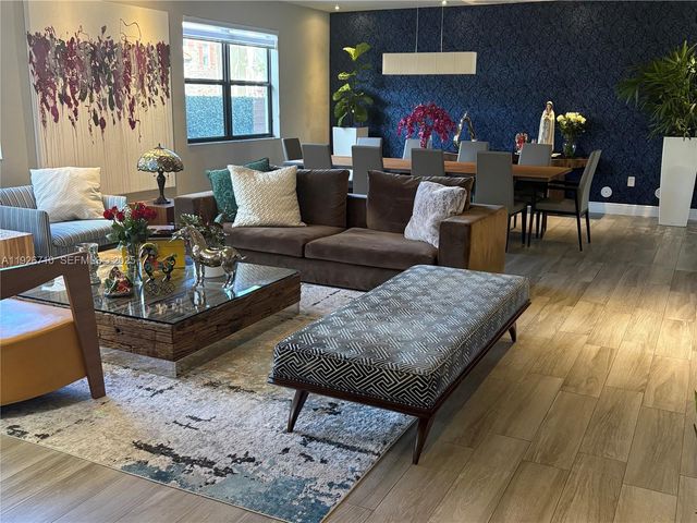 8925 NW 99th Ct, Doral, FL 33178