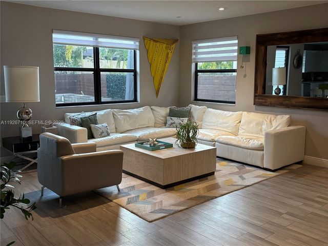 8925 NW 99th Ct, Doral, FL 33178