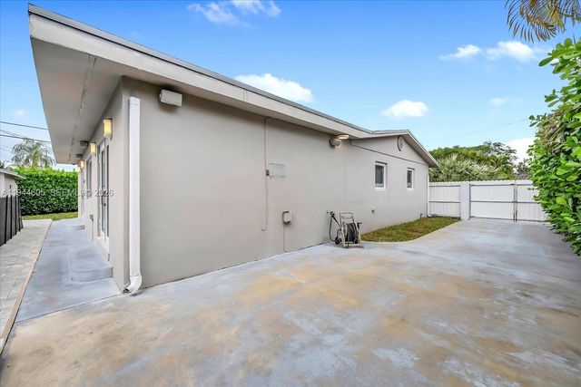 10330 SW 51st St, Miami, FL 33165