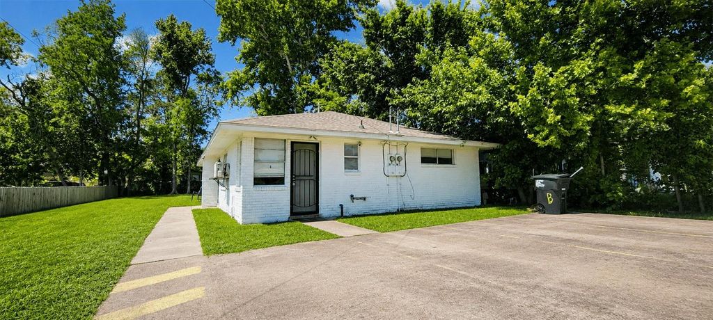 7818 Oak Knoll Lane Lane A, Houston, TX 77028