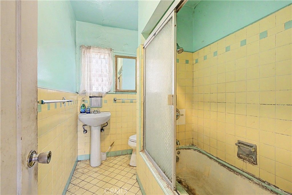 Image 7 of property listing at 10313 Virginia, South Gate, CA 90280