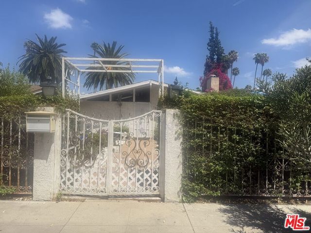 19821 Victory Boulevard, Los Angeles, CA 91367