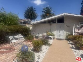 19821 Victory Boulevard, Los Angeles, CA 91367