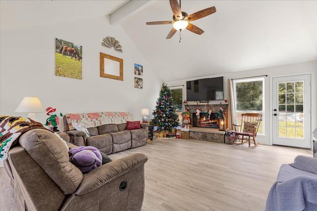 110 Sky Ranch RD, Smithville, TX 78957