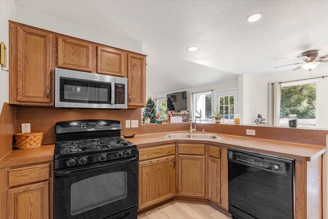 110 Sky Ranch RD, Smithville, TX 78957