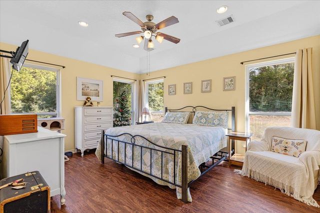 110 Sky Ranch RD, Smithville, TX 78957