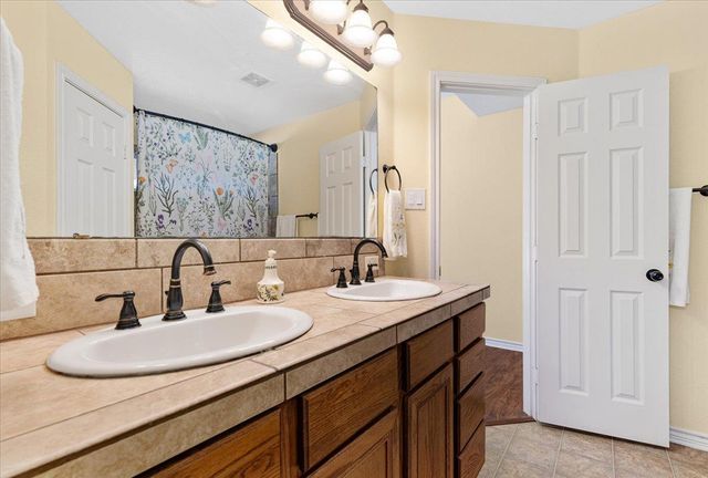 110 Sky Ranch RD, Smithville, TX 78957