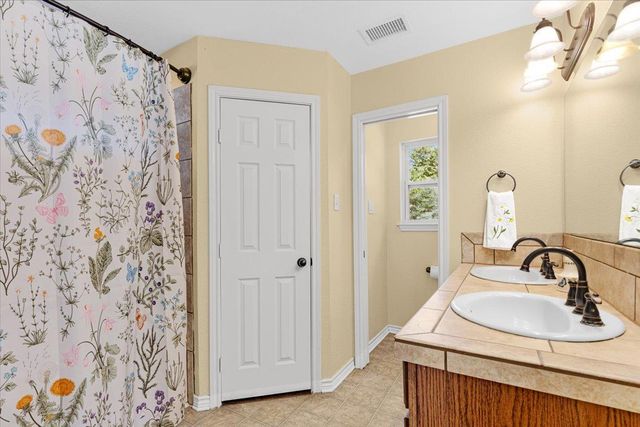 110 Sky Ranch RD, Smithville, TX 78957