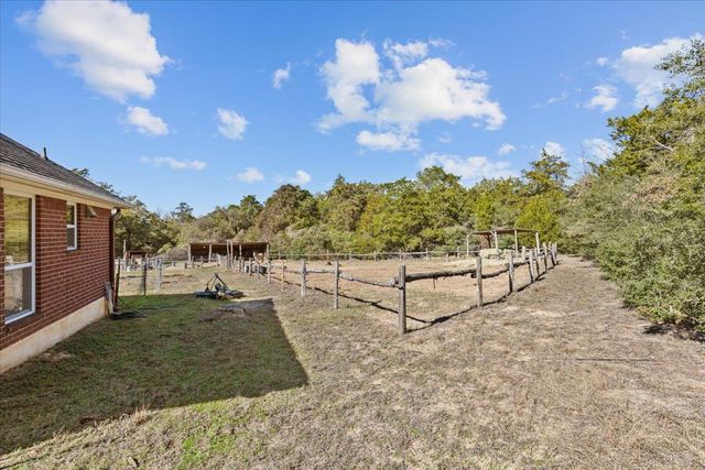 110 Sky Ranch RD, Smithville, TX 78957