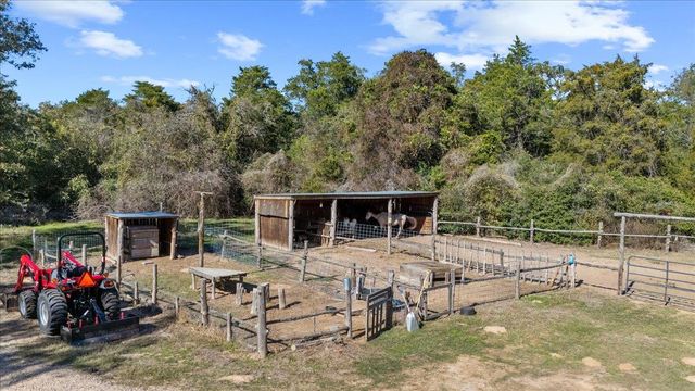 110 Sky Ranch RD, Smithville, TX 78957