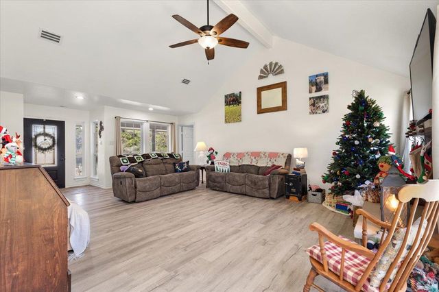 110 Sky Ranch RD, Smithville, TX 78957