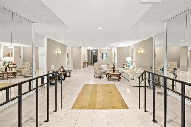 400 S La Fayette Park 213, Los Angeles, CA 90057