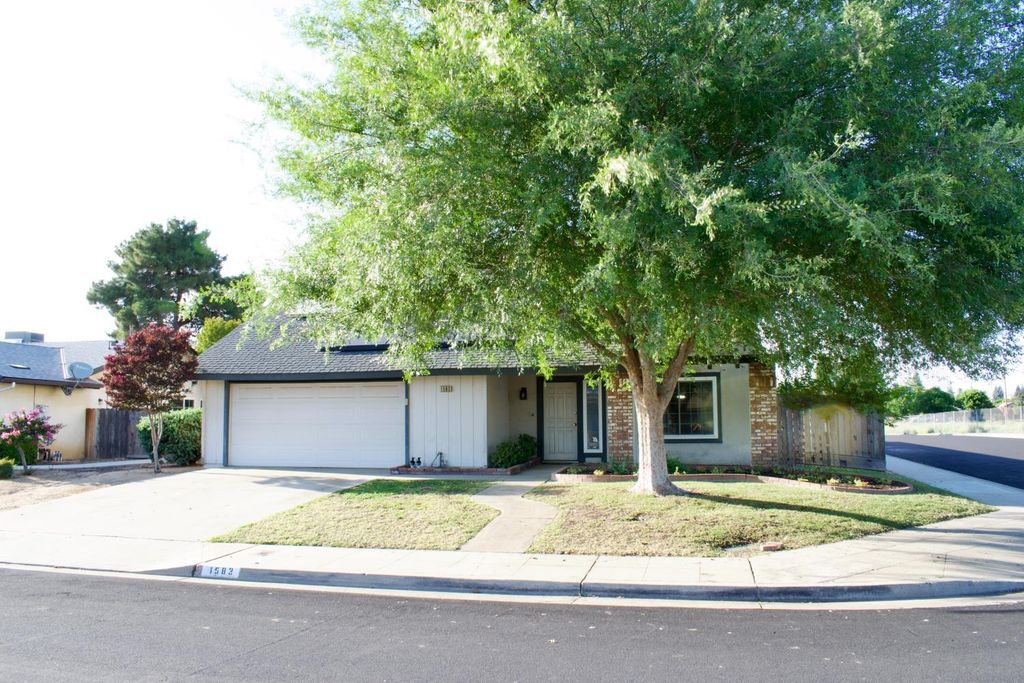 Image 1 of property listing at 1583 Celeste Avenue, Clovis, CA 93611