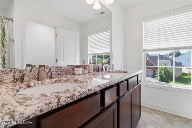 2011 Carabiner Way, Louisville, KY 40245