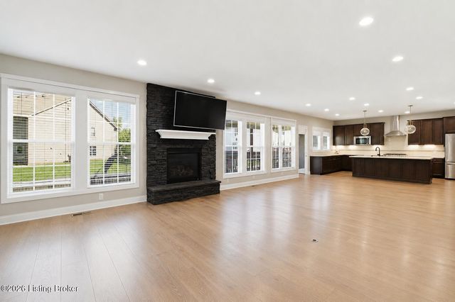 2011 Carabiner Way, Louisville, KY 40245