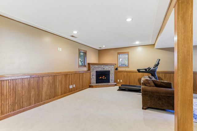 984 Ferndale Street S, Maplewood, MN 55119