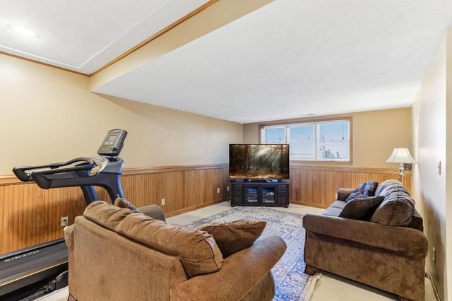 984 Ferndale Street S, Maplewood, MN 55119