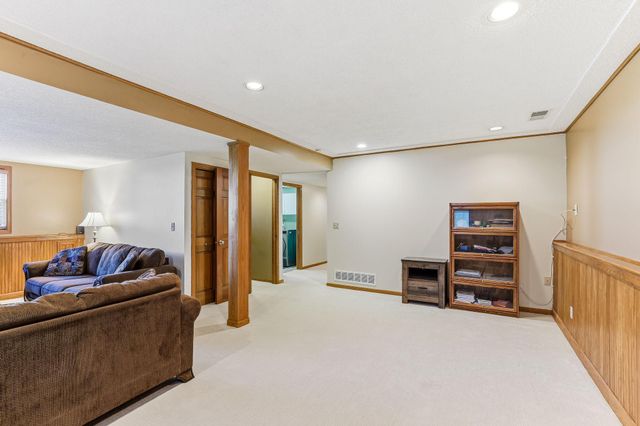 984 Ferndale Street S, Maplewood, MN 55119