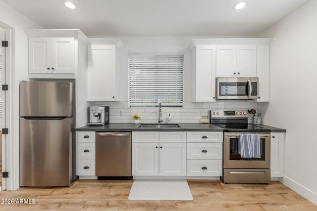 2727 E TURNEY Avenue, Phoenix, AZ 85016