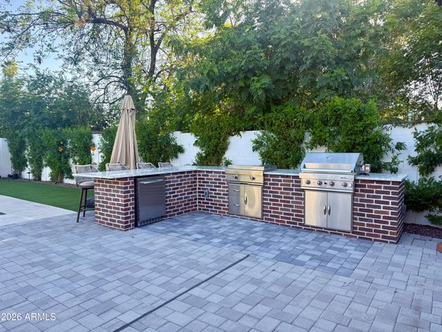 2727 E TURNEY Avenue, Phoenix, AZ 85016