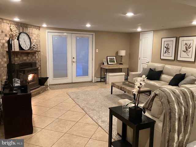 84 UPLAND DR, Southampton, PA 18966