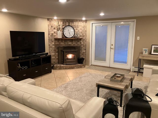 84 UPLAND DR, Southampton, PA 18966