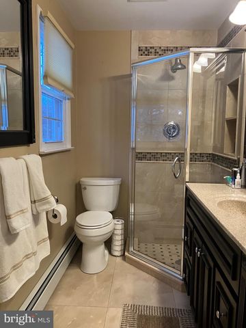 84 UPLAND DR, Southampton, PA 18966