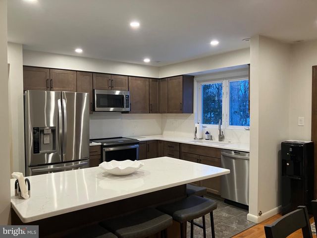 84 UPLAND DR, Southampton, PA 18966