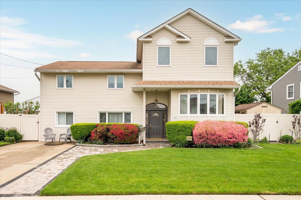 251 N Idaho Avenue, Massapequa, NY 11758