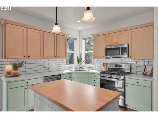 1024 HARTFORD Dr, Forest Grove, OR 97116