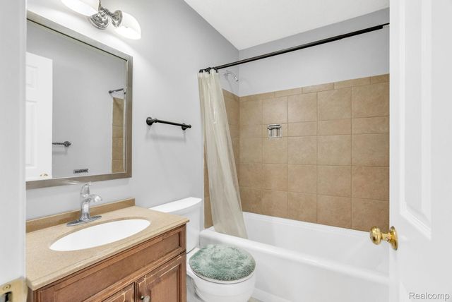 2140 W Drahner Road, Oxford Charter Township, MI 48371