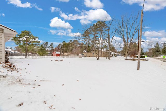 2140 W Drahner Road, Oxford Charter Township, MI 48371