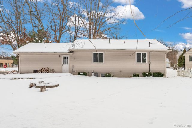 2140 W Drahner Road, Oxford Charter Township, MI 48371