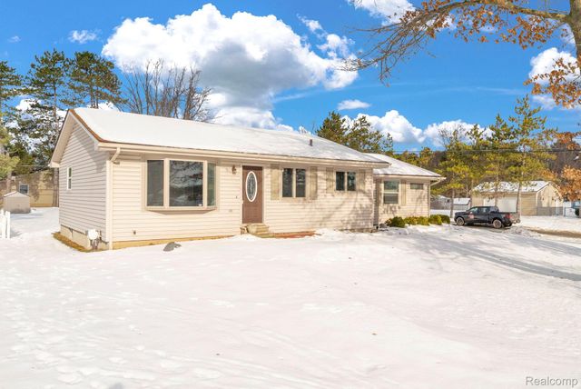 2140 W Drahner Road, Oxford Charter Township, MI 48371