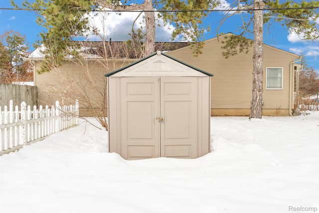 2140 W Drahner Road, Oxford Charter Township, MI 48371