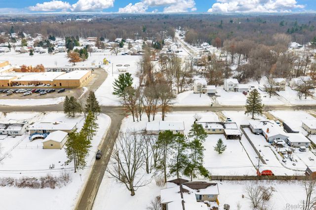 2140 W Drahner Road, Oxford Charter Township, MI 48371