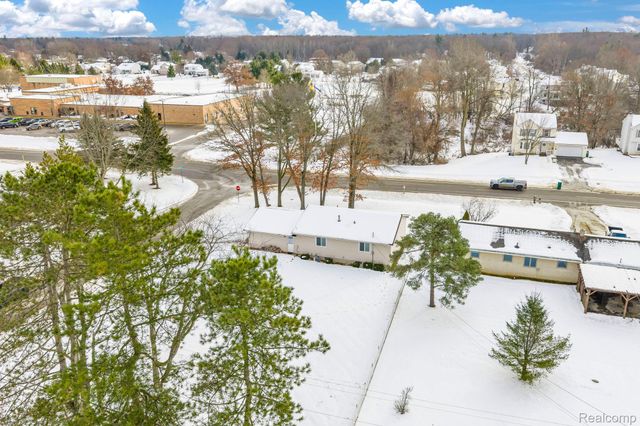 2140 W Drahner Road, Oxford Charter Township, MI 48371