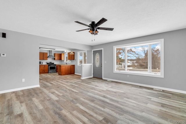 2140 W Drahner Road, Oxford Charter Township, MI 48371