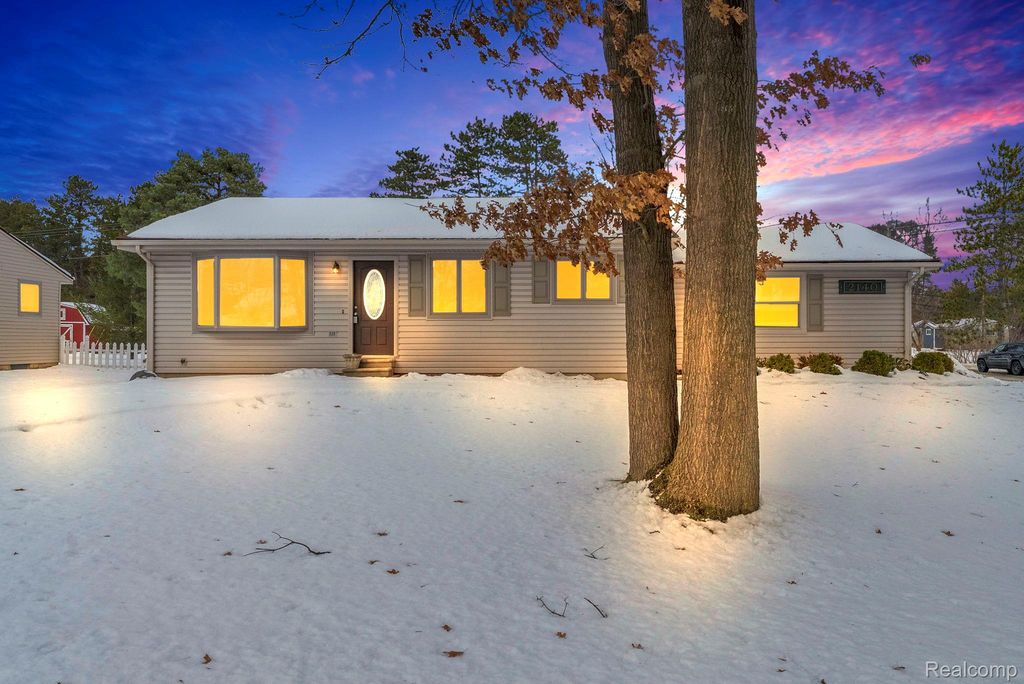 2140 W Drahner Road, Oxford Charter Township, MI 48371