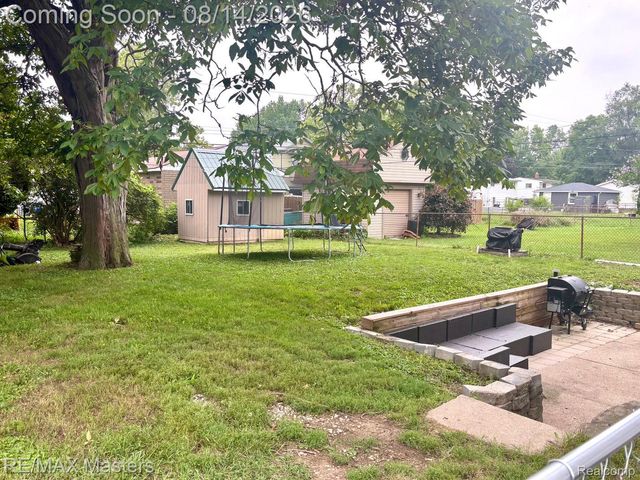 31686 Hazel Street, Rockwood, MI 48173