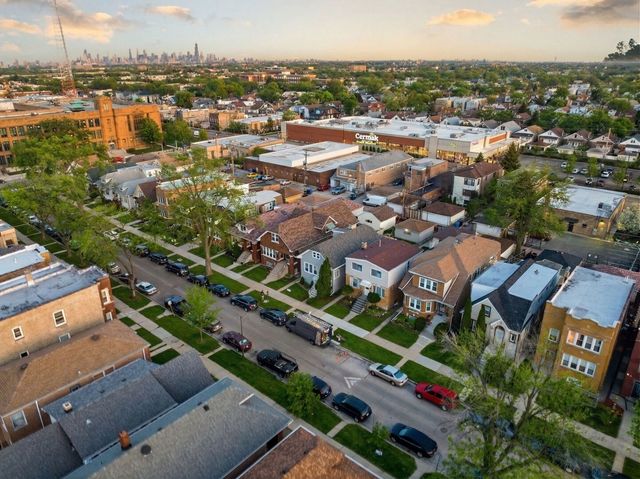 5135 W Melrose Street, Chicago, IL 60641