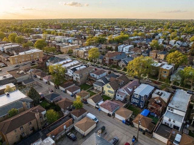 5135 W Melrose Street, Chicago, IL 60641