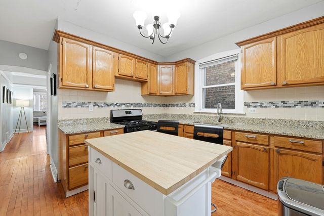 5135 W Melrose Street, Chicago, IL 60641