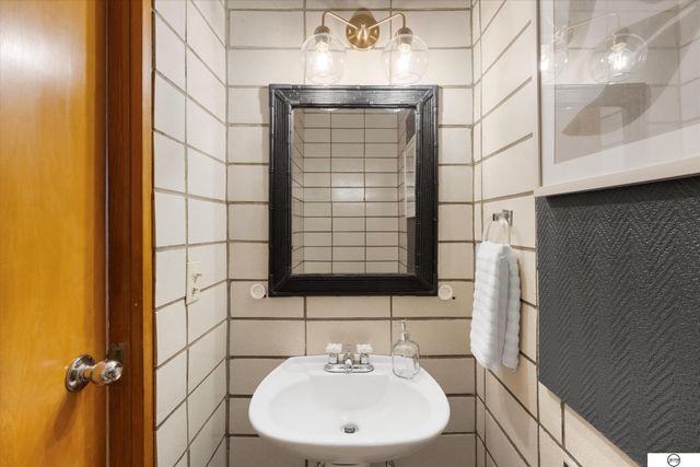 1822 N 52nd Street, Omaha, NE 68104