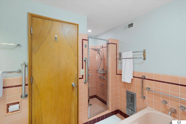 1822 N 52nd Street, Omaha, NE 68104